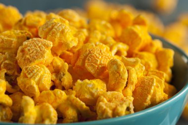 Ev yapımı Cheddar peynir patlamış mısır