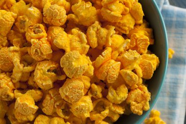 Ev yapımı Cheddar peynir patlamış mısır