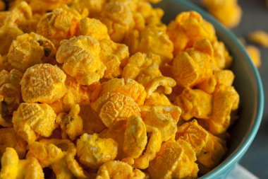 Ev yapımı Cheddar peynir patlamış mısır