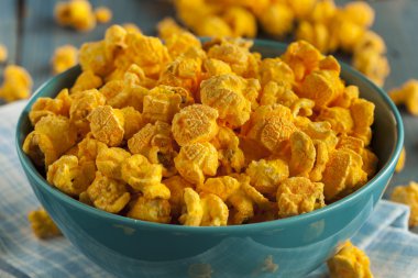 Ev yapımı Cheddar peynir patlamış mısır