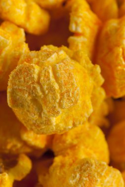 Ev yapımı Cheddar peynir patlamış mısır