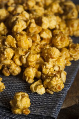 Ev yapımı gevrek karamelli patlamış mısır