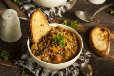 Ev yapımı kahverengi mercimek çorbası