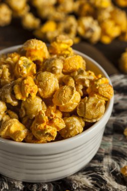 Chicago Stil karamel ve peynirli patlamış mısır