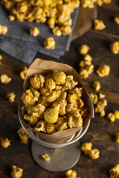 Zelfgemaakte knapperige karamel Popcorn — Stockfoto