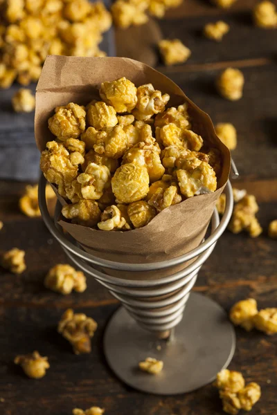 Домашний хрустящий карамельный попкорн — стоковое фото