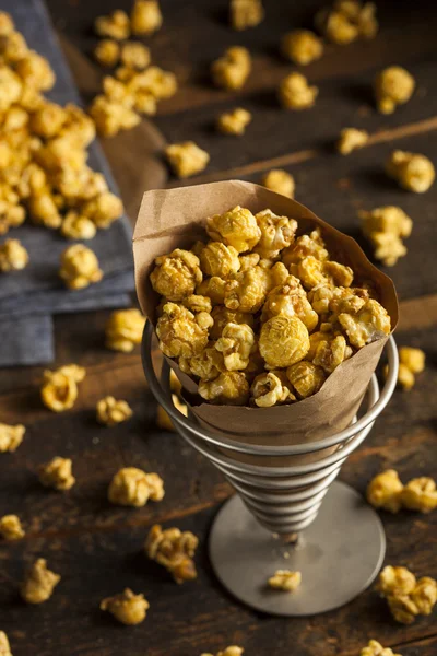 Hausgemachtes knuspriges Karamell-Popcorn — Stockfoto