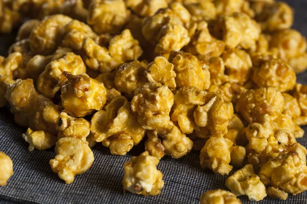 Hausgemachtes knuspriges Karamell-Popcorn — Stockfoto