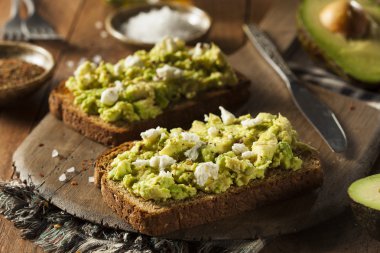 Sağlıklı ev yapımı avokado tost