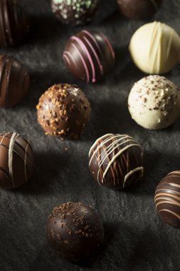 Süslü koyu çikolata Truffles