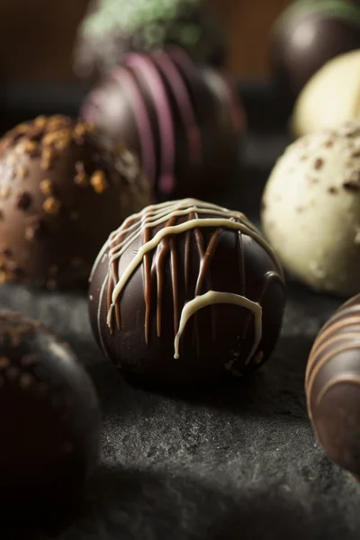 Дивовижні темні шоколадні трюфелі — стокове фото