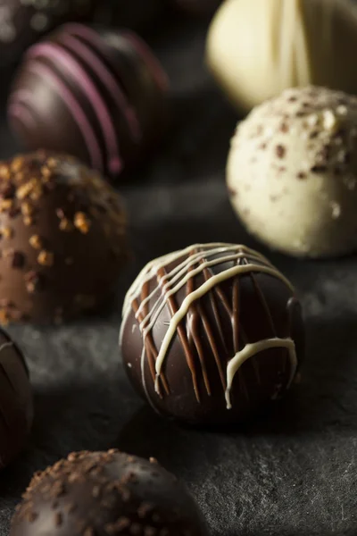 Trufas de chocolate escuro extravagantes — Fotografia de Stock