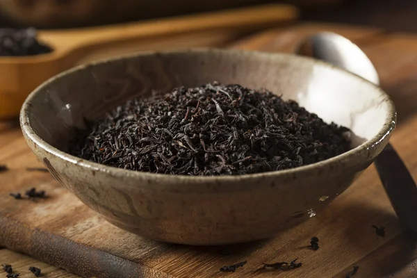 Trockener schwarzer Tee mit losen Blättern — Stockfoto
