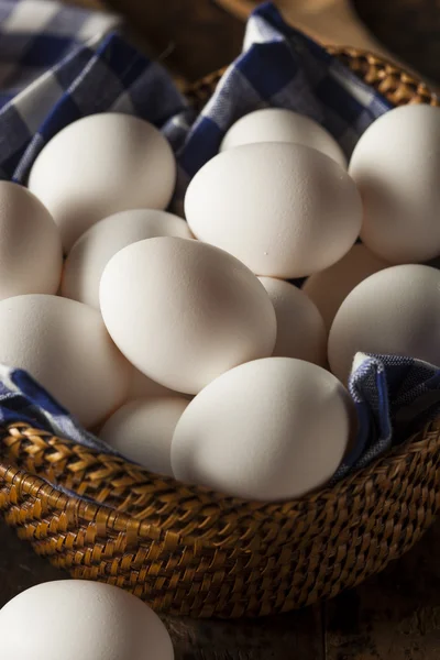 Rauwe biologische witte eieren — Stockfoto