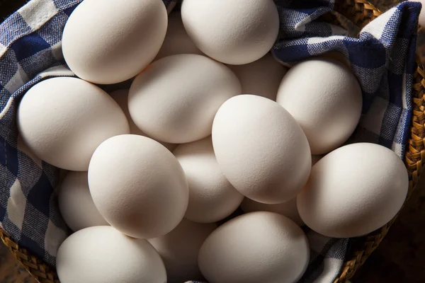 Rauwe biologische witte eieren — Stockfoto