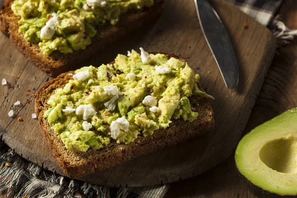 Tostadas de aguacate caseras saludables —  Fotos de Stock