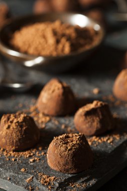 Süslü koyu çikolata Truffles