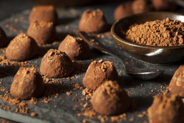 Süslü koyu çikolata Truffles