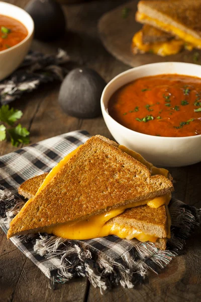 Domácí Grilovaný sýr s rajčatová polévka — Stock fotografie