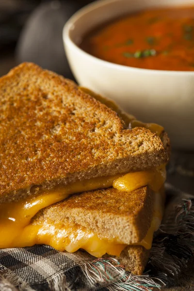 Ev yapımı kızarmış peynir domates çorbası ile — Stok fotoğraf