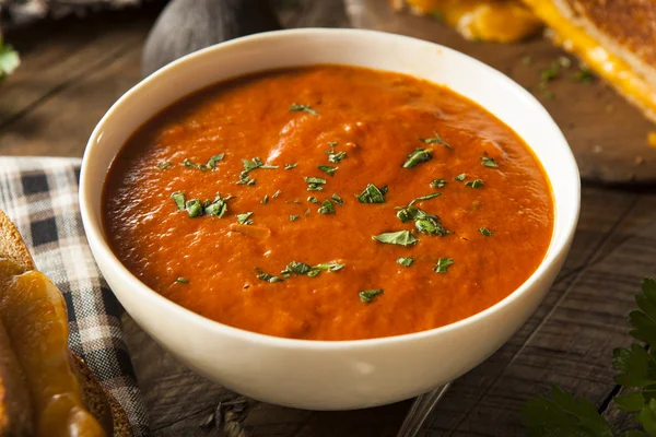 Domácí tomatová polévka s grilovaným sýrem — Stock fotografie