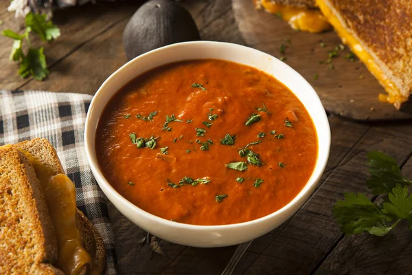 Domácí tomatová polévka s grilovaným sýrem — Stock fotografie