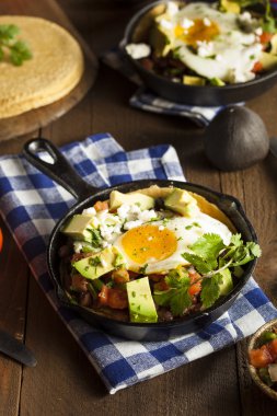 Ev yapımı Heuvos Rancheros avokado ile