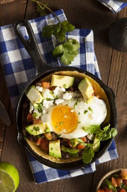 Ev yapımı Heuvos Rancheros avokado ile