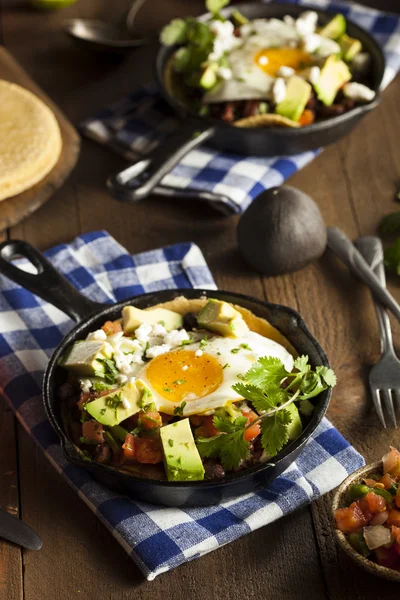 Ev yapımı Heuvos Rancheros avokado ile — Stok fotoğraf