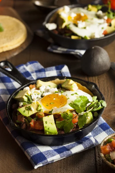 Zelfgemaakte Heuvos Rancheros met Avocado — Stockfoto