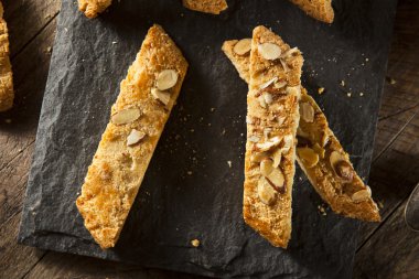 Ev yapımı badem bisküvi pasta