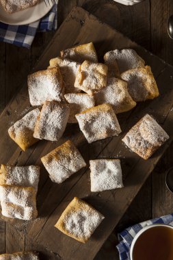 Ev yapımı toz şeker Beignets