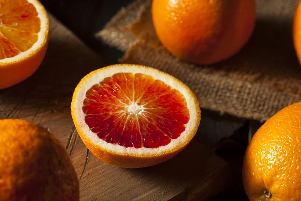 Органические сырые красные апельсины — стоковое фото