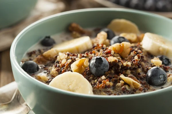 Βιολογικό πρωινό Quinoa με ξηρούς καρπούς — Φωτογραφία Αρχείου