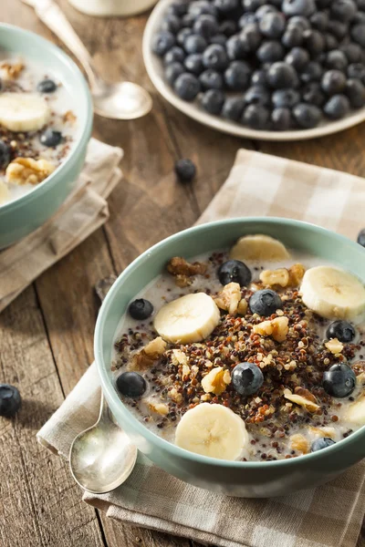 Café da manhã orgânico Quinoa com nozes — Fotografia de Stock