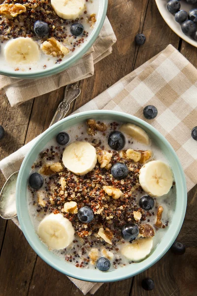 Bioreggelit Quinoa dióval — Stock Fotó