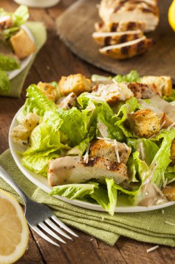 Sağlıklı ızgara tavuklu Sezar salata