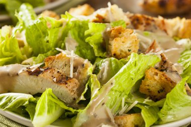 Sağlıklı ızgara tavuklu Sezar salata