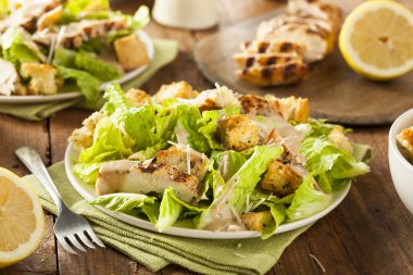 Sağlıklı ızgara tavuklu Sezar salata