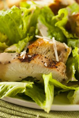 Sağlıklı ızgara tavuklu Sezar salata
