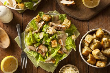 Sağlıklı ızgara tavuklu Sezar salata