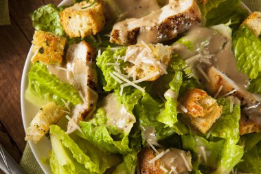 Sağlıklı ızgara tavuklu Sezar salata