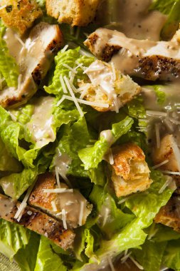 Sağlıklı ızgara tavuklu Sezar salata