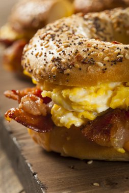 Kahvaltıyı sandviç ekmek üzerinde