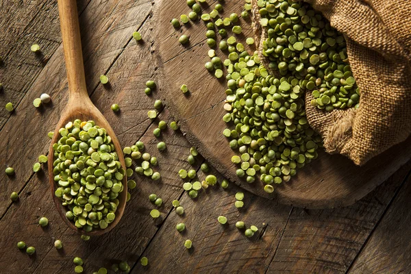 Raw Organic Green Split Peas — Stock Photo, Image