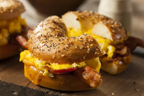 Petit déjeuner Sandwich copieux sur un bagel — Photo