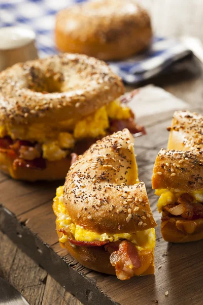 Sándwich de desayuno abundante en un Bagel — Foto de Stock