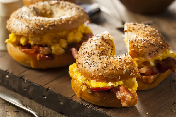 Sanduíche de pequeno-almoço saudável em um Bagel — Fotografia de Stock