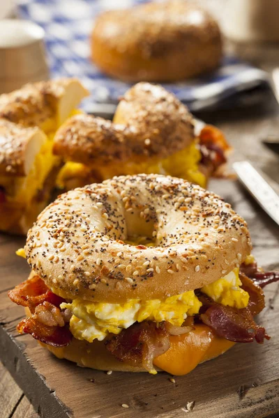 Sándwich de desayuno abundante en un Bagel — Foto de Stock