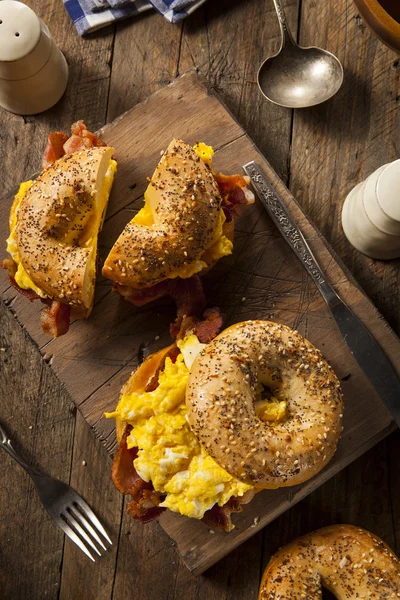 Sándwich de desayuno abundante en un Bagel — Foto de Stock